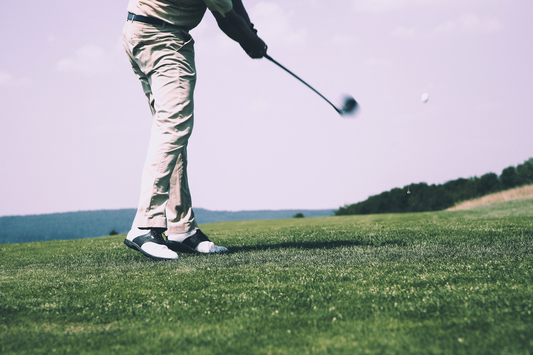 Mies golfaamassa Sarvvikissa.